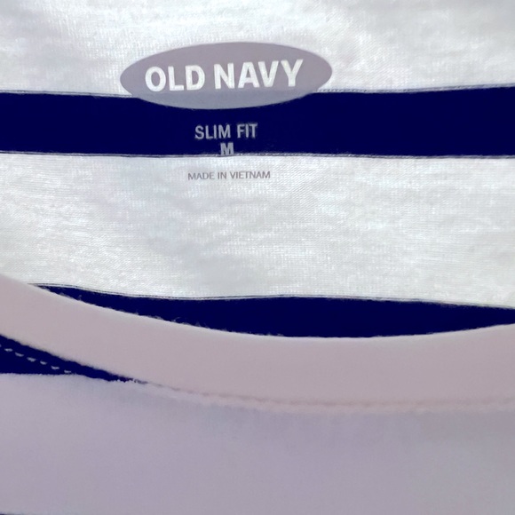 Oldnavy slim fit medium size women’s t-shirt - Picture 3 of 4